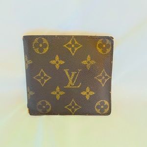 Louis Vuitton Wallet (make sure to look at pictures)